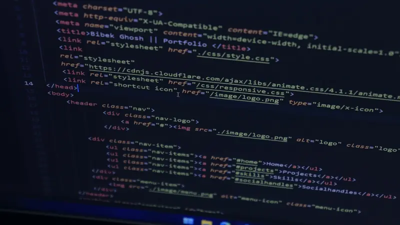 Gros plan d'un écran affichant du code HTML coloré dans un éditeur à fond sombre